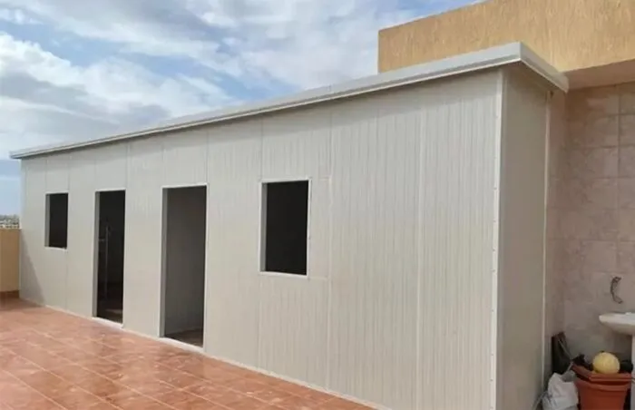 بناء ملاحق غرف واسقف من الساندويتش بانل في شمال الرياض 