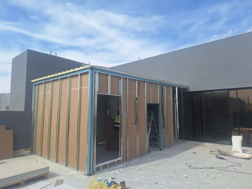 مقاول بناء ملاحق الرياض تركيب ملاحق من الساندوتش بانل