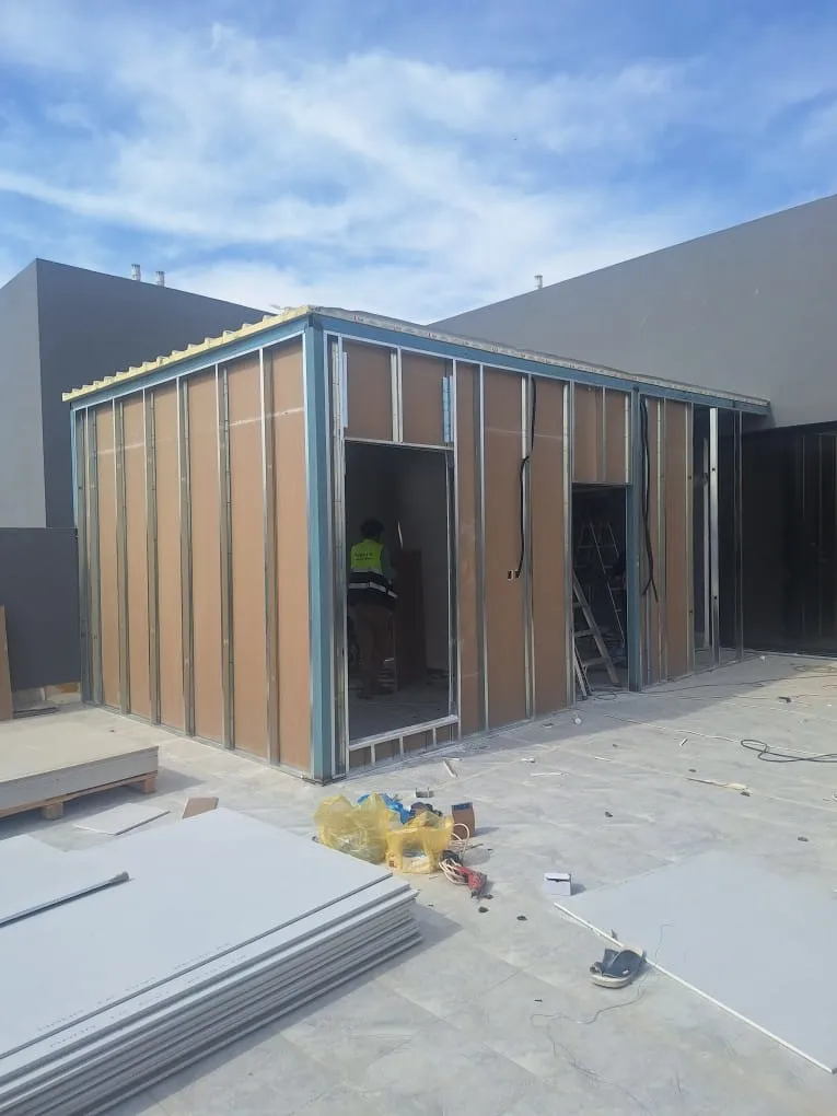 مقاول بناء ملاحق الرياض تركيب ملاحق من الساندوتش بانل