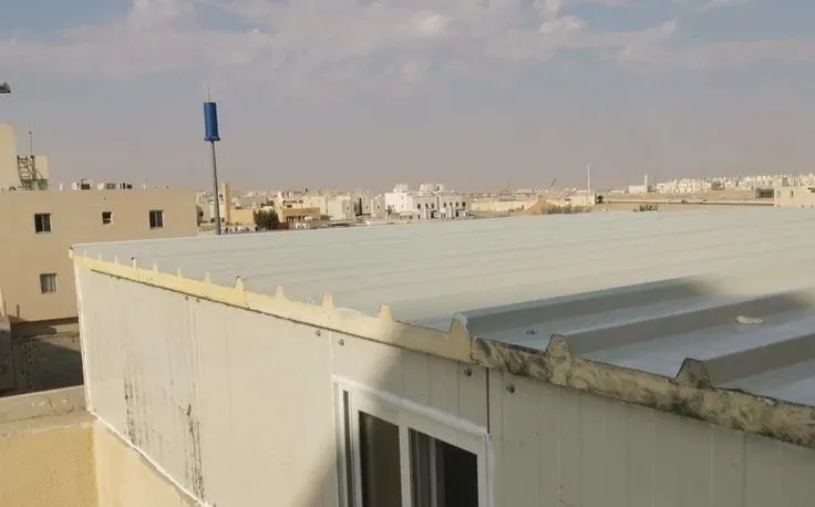 بناء ملاحق خارجيةمن الساندويتش بانل حديثة وعصرية بالرياض