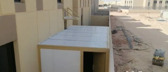 بناء ملاحق خارجيةمن الساندويتش بانل حديثة وعصرية بالرياض
