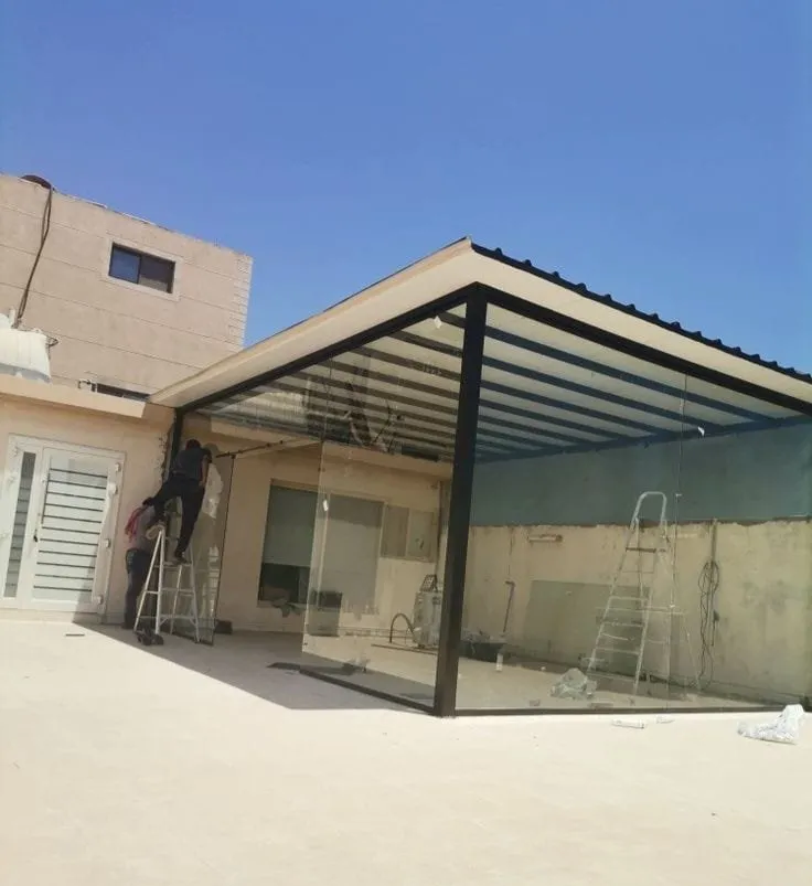 بناء ملاحق خارجيةمن الساندويتش بانل حديثة وعصرية بالرياض