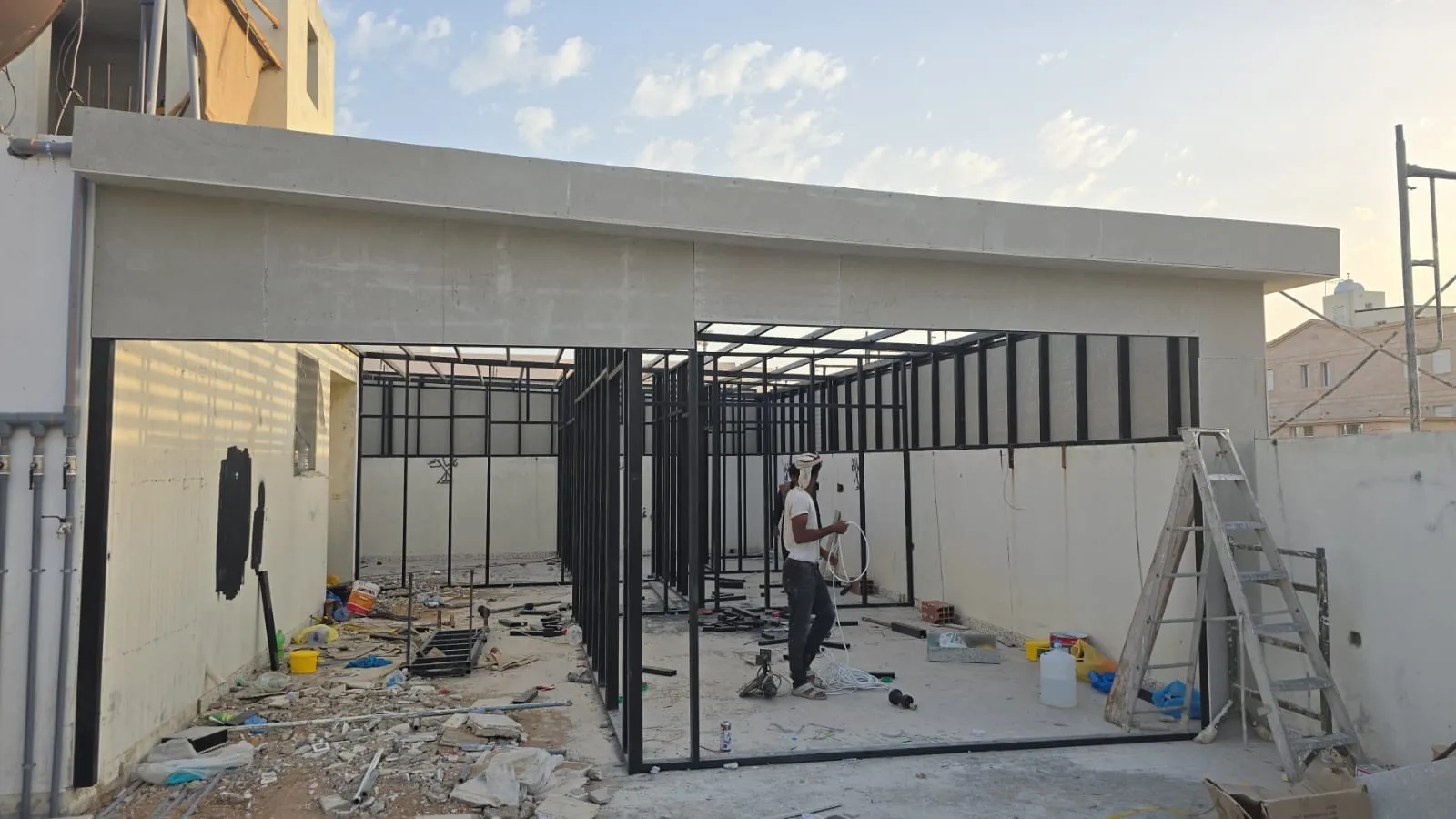 تكلفة بناء هناجر باستخدام ساندويتش بانل في المملكة السعودية