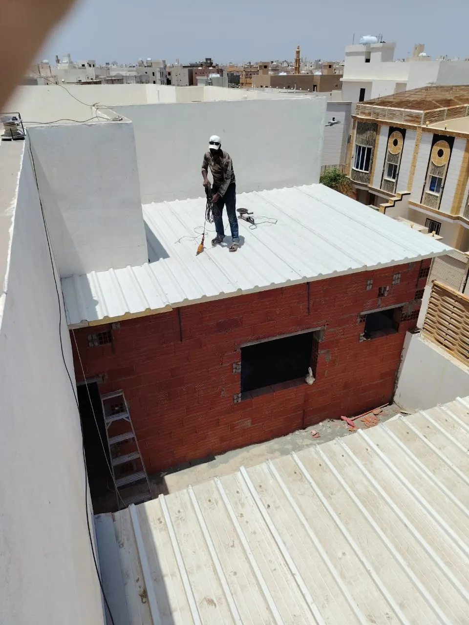 مقاول لبناء ملحق خارجي في السطح بالمملكة العربية السعودية