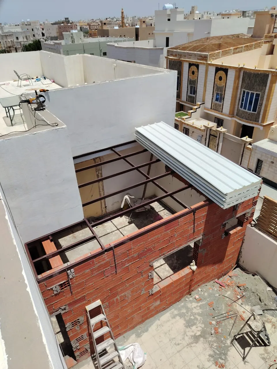 مقاول لبناء ملحق خارجي في السطح بالمملكة العربية السعودية