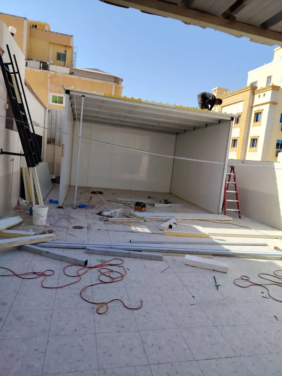 مقاول لبناء ملحق خارجي في السطح بالمملكة العربية السعودية